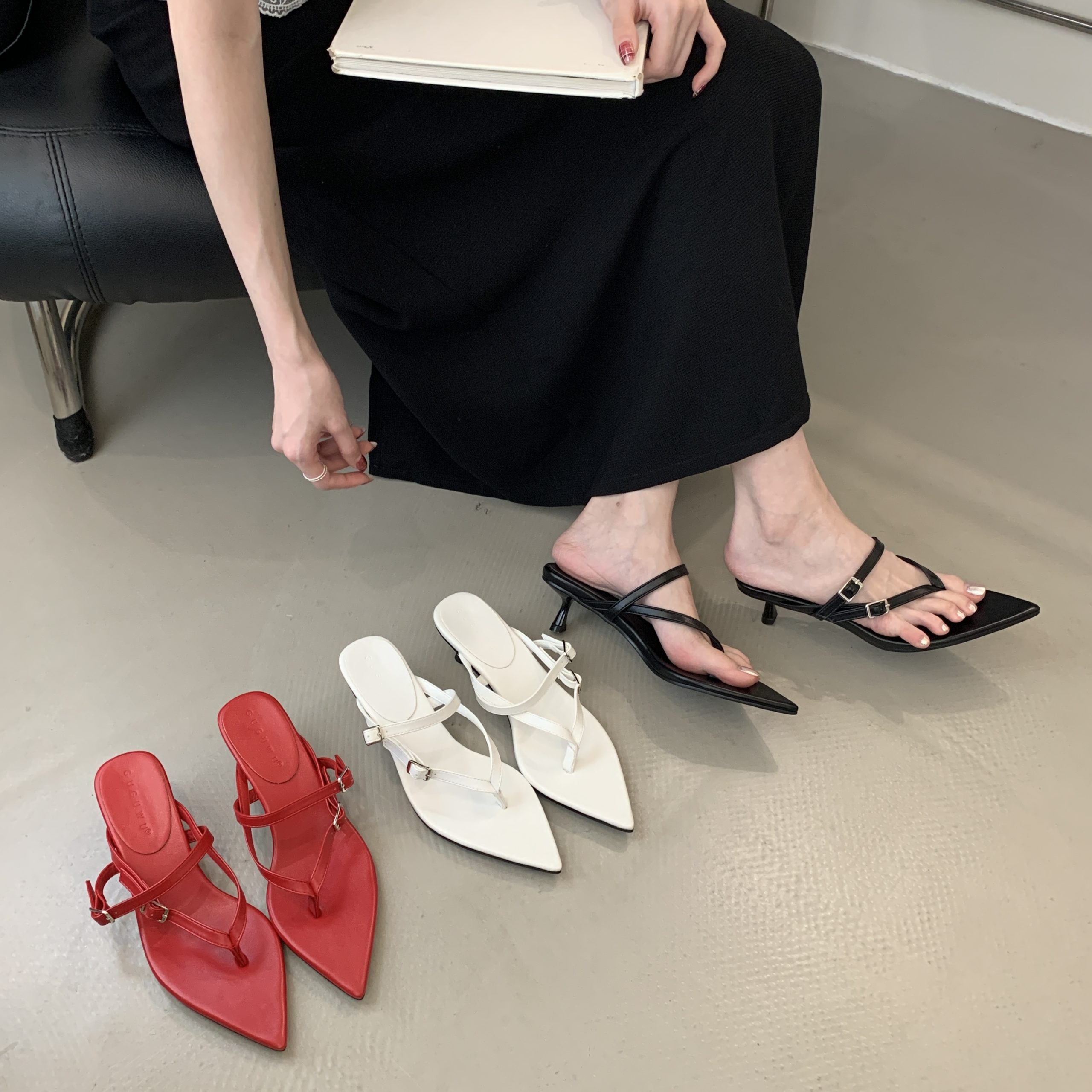 French Style Toe Separator Thong Sandals for Women Casual Low Heel Beach Slippers 2026 New